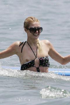 Paris Hilton tit slip paparazzi photo