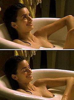 Penelope Cruz nude in bathtub scene from La nina de tus ojos