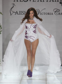 Hana Nitsche leggy runway photo