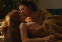 Josefine Preuss & Leonie Parusel naked at Dr. Nice: Weiche Knie