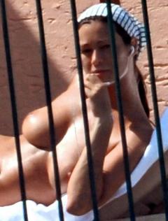 Manuela Arcuri topless paparazzi photo