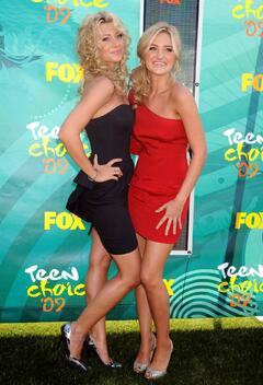 Alyson Michalka & Amanda Michalka - Teen Choice Awards Universal City - August 2009