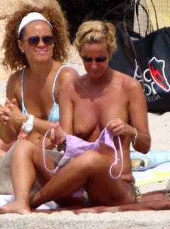 Federica Mancini changing on a beach shows her nude tits