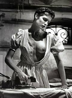 Stephanie Seymour flashing her nude tit