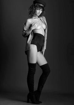 Paula Bulczynska posing topless