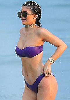 Kylie Jenner sexy in bikini
