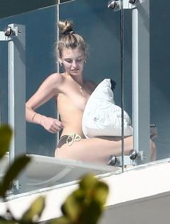 Roosmarijn de Kok flshing nude tit on her balcony