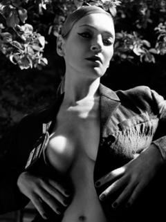 Uma Thurman braless