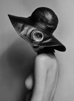 Paula Bulczynska topless in a hat