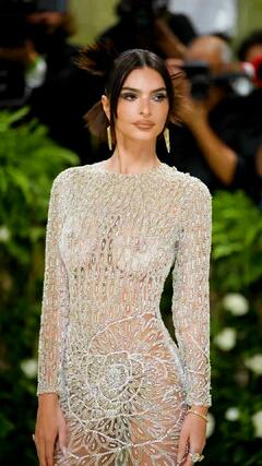 Emily Ratajkowski see through to boobs