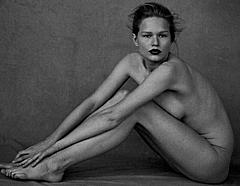 Anna Ewers naked