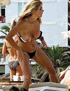 Makoke boobslip on a beach paparazzi photo