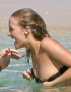 Ashlee Simpson tit slip paparazzi photo