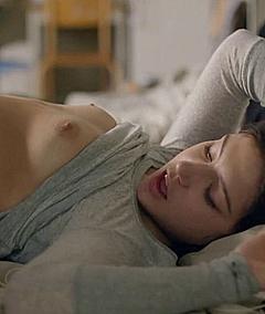 Adele Exarchopoulos nude tits in Eperdument