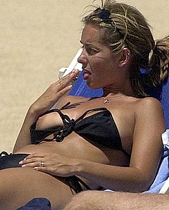 Louise Nurding titslip on a beach
