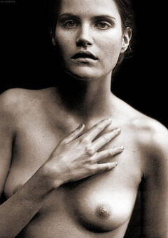 Mini Anden topless black-&-white image