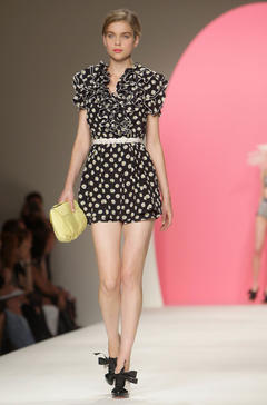 Kim Noorda long legs runway image