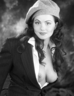 Geri Halliwell shows her nude breasts