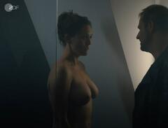Emily Cox topless at Kleine Eheverbrechen