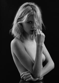 Blonde Julia Almendra topless