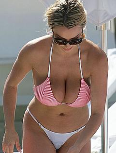 Busty Lindsey Pelas deep cleavage in bikini