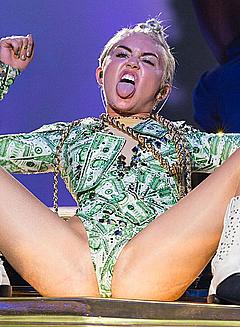 Miley Cyrusexposed in Bangerz Tour