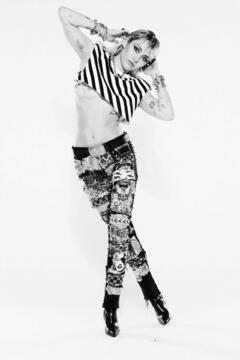 Miley Cyrus flashing her nude tit