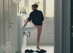 Aliki Hirsch bottomless shows her nude ass at Julia muss sterben