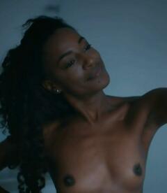 Pathy Dejesus topless doing selfie at Rua Augusta