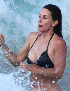 Courteney Cox nipple slip paparazzi photo