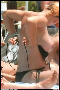 Federica Fontana changing on a beach flashing her nude boobs