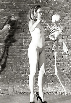 Laetizia Venezia Tarnowska fully nude in Rose c'est Paris