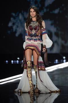 Bruna Lirio sexy legs runway photo