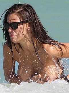 Claudia Galanti boobs out paparazzi photo