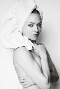 Amanda Seyfried topless cover her tits black-&-white image