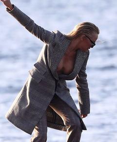 Pamela Anderson boob slip