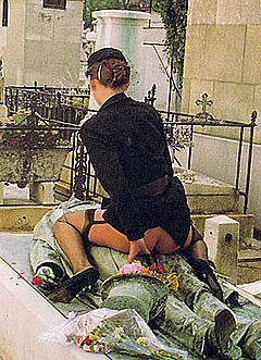 Isabelle Hermosa bottomless in public