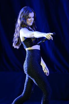 Hailee Steinfeld performing at The Bayfront Park Amphitheatre in Miami