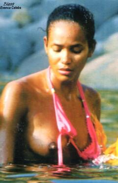 Denny Mendez lost her bikini bra