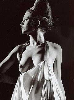 Noot Seear nude boob