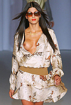 Raica Oliveira boobslip runway photo