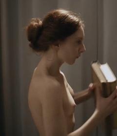 Roxane Duran small nude tits in Krieg der Traume