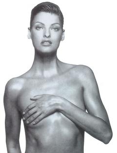 Linda Evangelista topless cover her tits