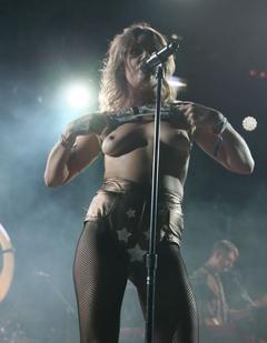 Tove Lo exposed her nude tits on stage at 2017 Coachella Festival