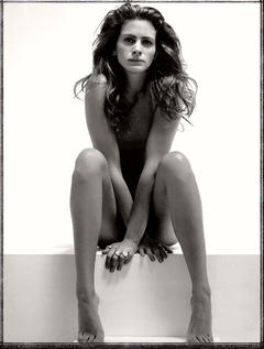 Julia Roberts early naked black-&-white photo
