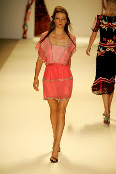 Noot Seear sexu runway photo