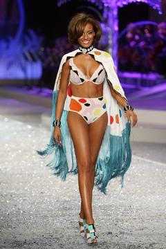 Selita Ebanks sexy runway image