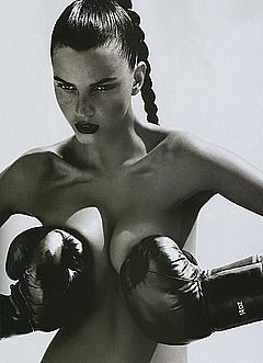 Jeisa Chiminazzo as naked boxer