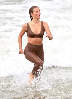 Julianne Hough pokies at Venice Beach