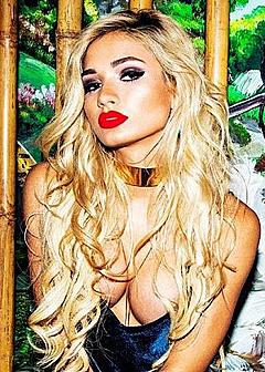 Pia Mia Perez shows cleavage